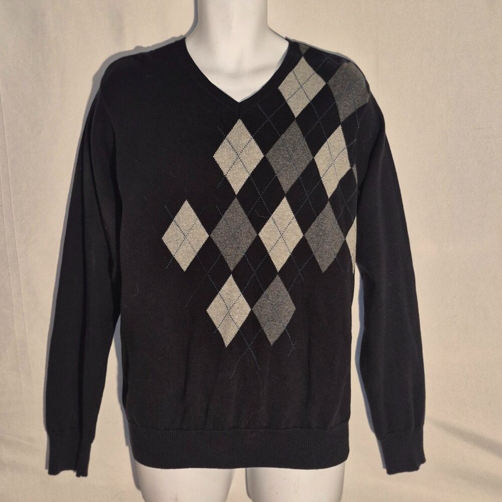 VAN HEUSEN stylish argyle sweater in size Medium